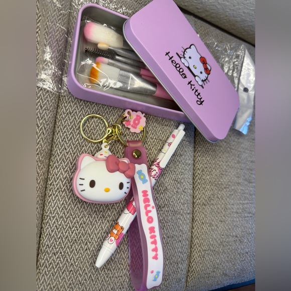 Hello Kitty Makeup Brush Set In Tin Case + Hello Kitty Key Chain and Pen Bundle - Picture 9 of 13